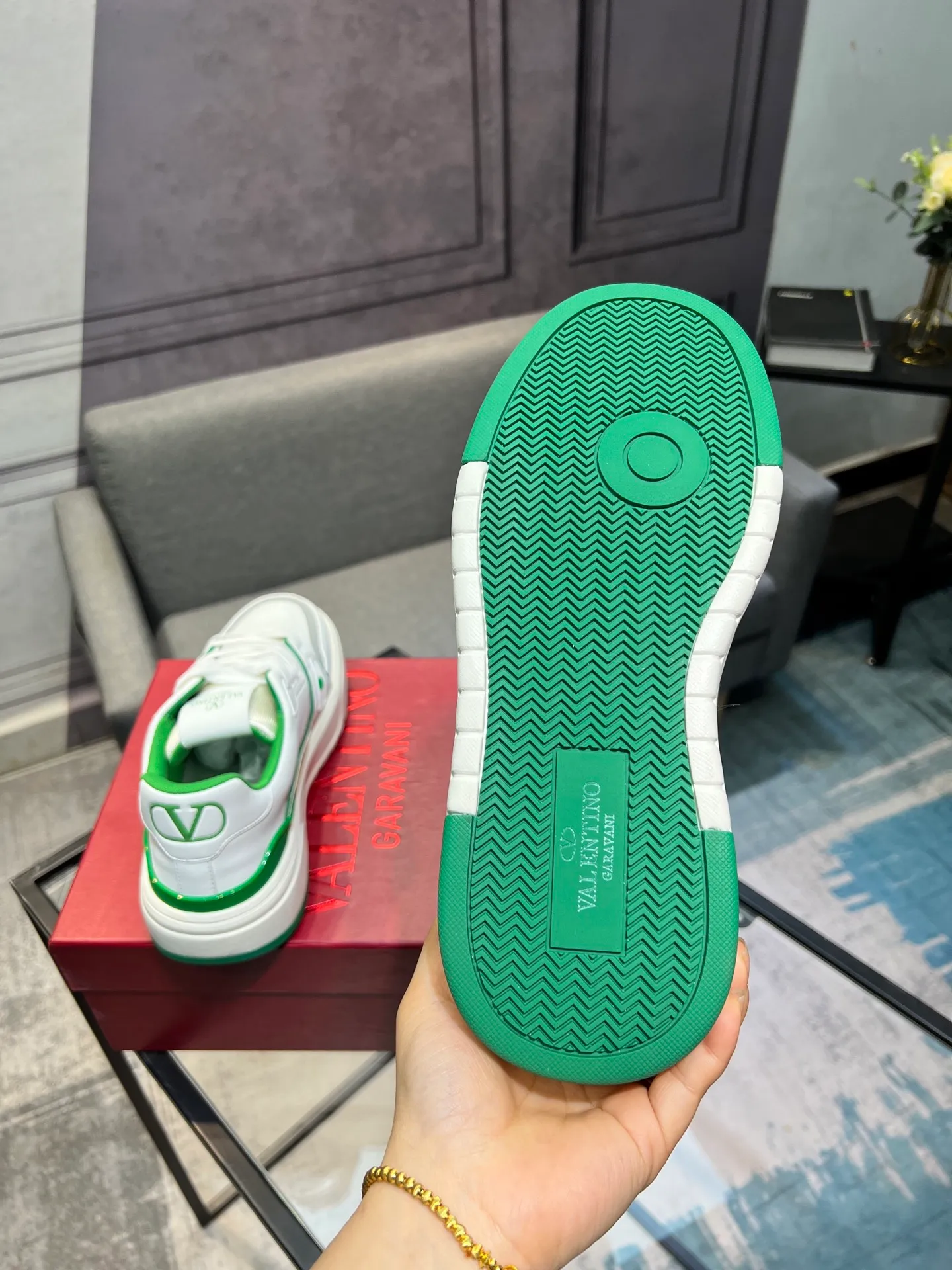 Men's men's shoes 💰660 𝑽𝒂𝒍𝒆𝒏𝒕𝒊𝒏𝒐 Valentino 𝑶𝒏𝒆𝑺𝒕𝒖𝒅 Couple's sneaker series Valentino 2025 latest couple's sneakers, celebrity style, hot sale. The original ZP was purchased and dismantled. Repeated pattern making and modification. I strive to restore the original version 1:1! Top luxury masterpiece, soft and comfortable, combining fashion and leisure, bringing excellent elegant texture and excellent on-foot comfort. Top purchase version upper: imported calfskin surface/original oil edge craftsmanship. Inner: water-dyed cowhide lining. Outsole: original development 𝐓𝐏𝐔 two-color combination outsole. Packaging: original configuration complete package. Code number: 35-44 yards. 34.45 can be customized. Can be customized (self-labeled-no label) order.